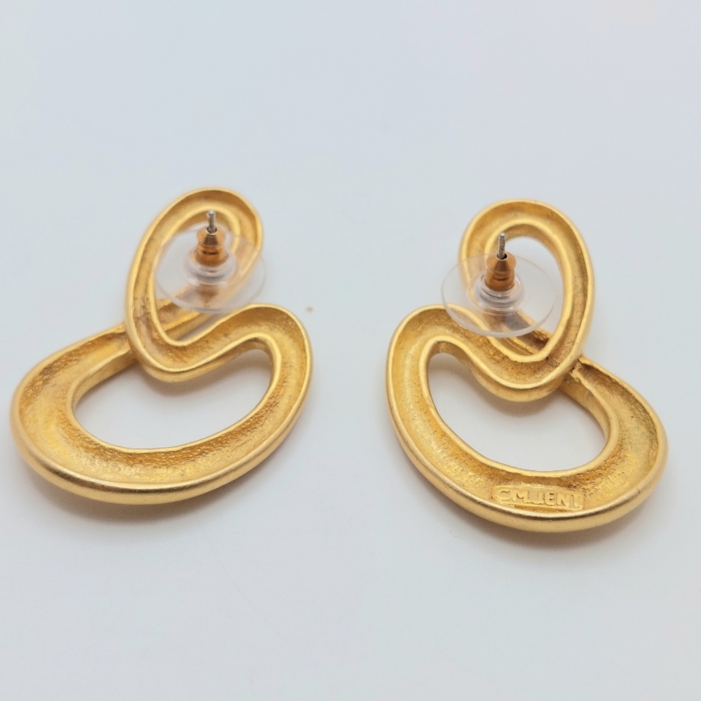 Chic Gold Twist Earrings - Picture 2 of 5